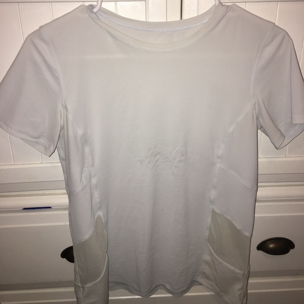 White lululemon tee